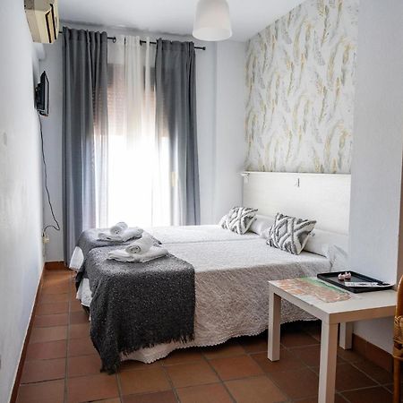 Hostal Plaza De Italia กาเซเรส ภายนอก รูปภาพ