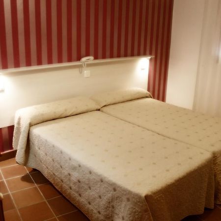 Hostal Plaza De Italia กาเซเรส ห้อง รูปภาพ