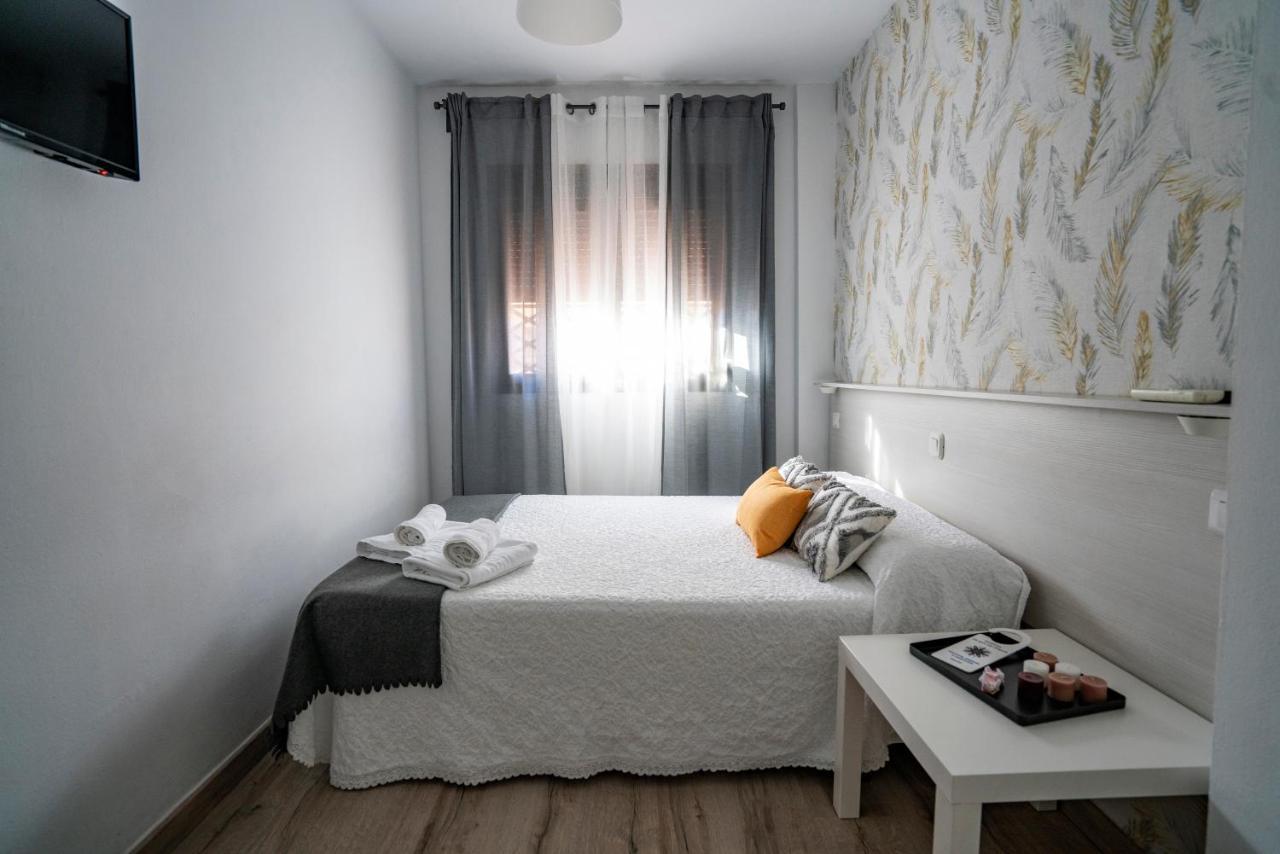 Hostal Plaza De Italia กาเซเรส ภายนอก รูปภาพ