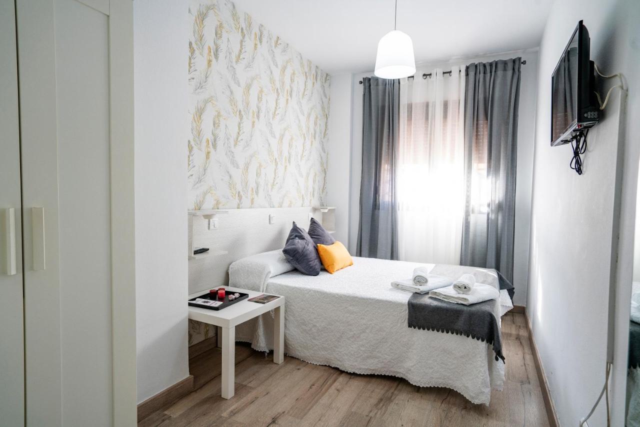 Hostal Plaza De Italia กาเซเรส ภายนอก รูปภาพ
