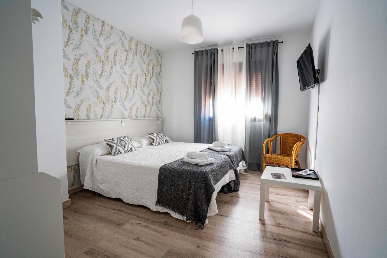 Hostal Plaza De Italia กาเซเรส ภายนอก รูปภาพ