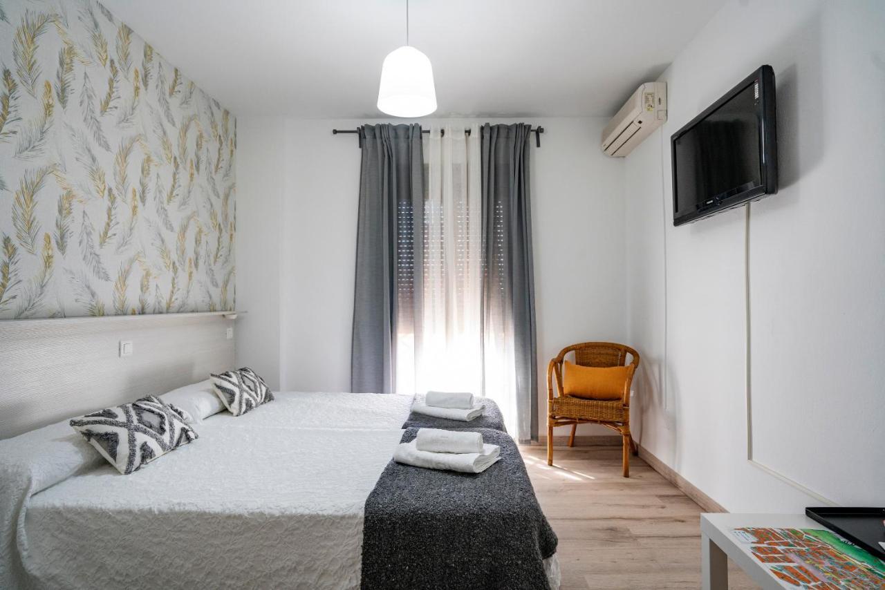 Hostal Plaza De Italia กาเซเรส ภายนอก รูปภาพ