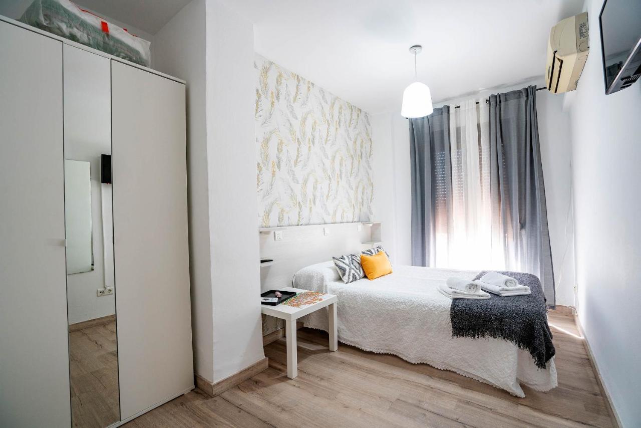 Hostal Plaza De Italia กาเซเรส ภายนอก รูปภาพ