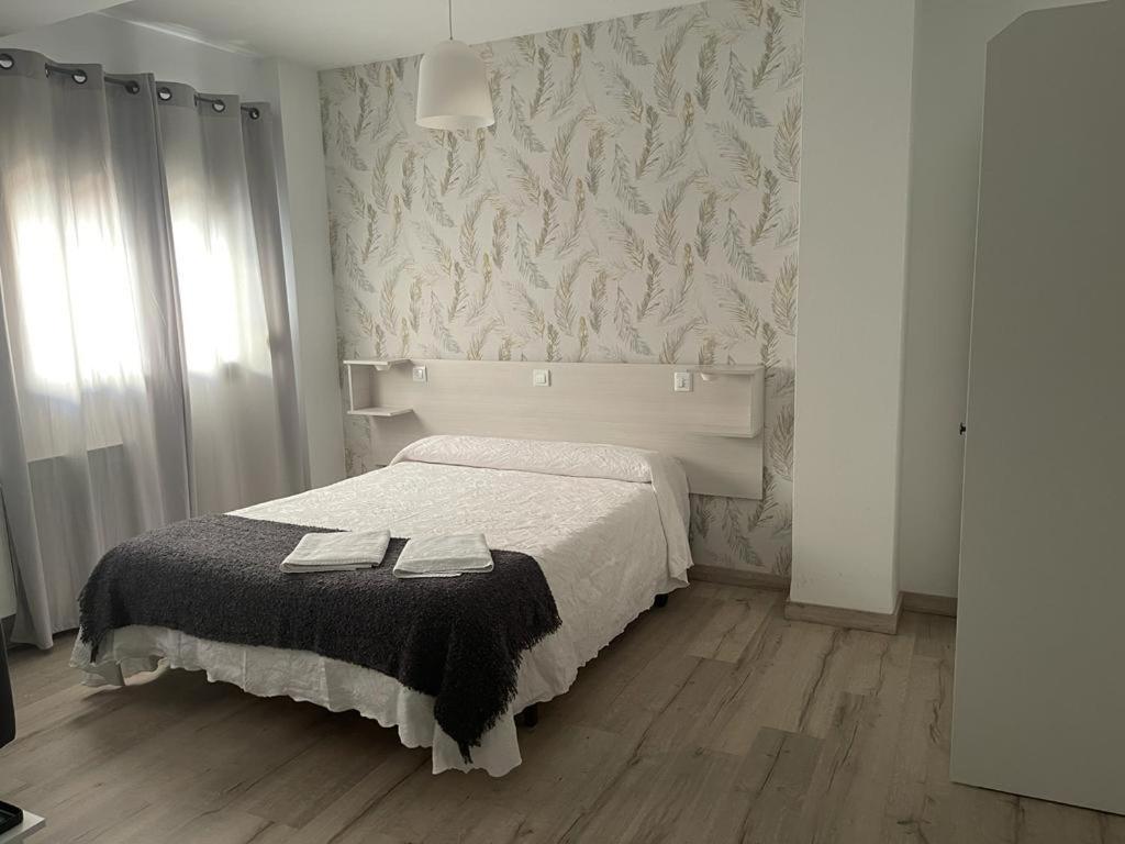 Hostal Plaza De Italia กาเซเรส ภายนอก รูปภาพ