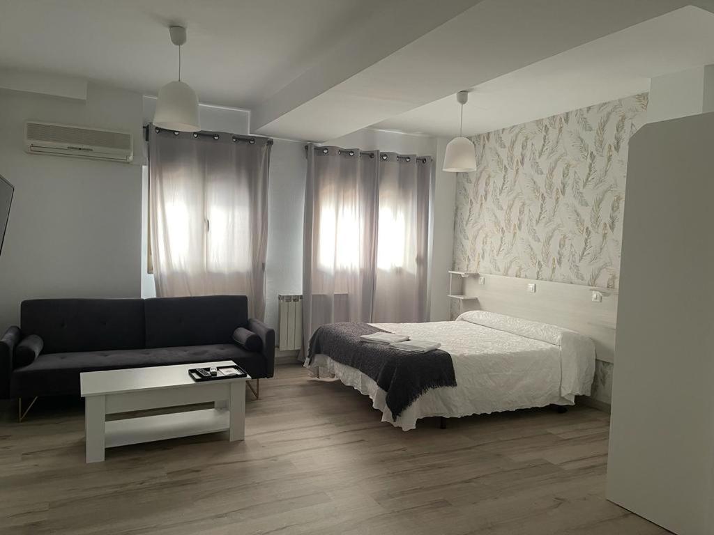 Hostal Plaza De Italia กาเซเรส ภายนอก รูปภาพ